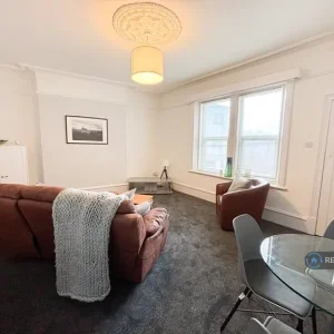 2 bedroom furnished flat on Wingrove Road - Image 2