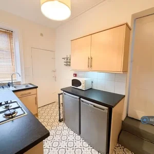 2 bedroom furnished flat on Wingrove Road - Image 5