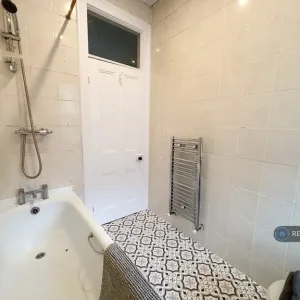 2 bedroom furnished flat on Wingrove Road - Image 7