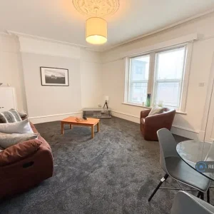 2 bedroom furnished flat on Wingrove Road
