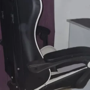 Gaming chair black and white - Image 2