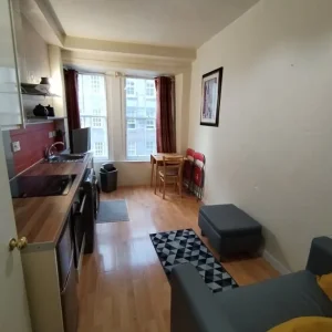 Bright one bedroom flat very central - Image 2