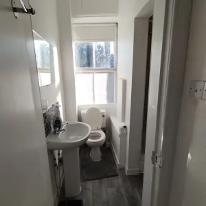 Bright one bedroom flat very central - Image 4