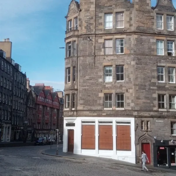 Bright one bedroom flat very central