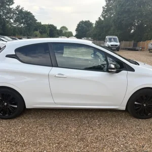 2017 Peugeot 208 1.2 PureTech Black Edition Euro 6 3dr HATCHBACK Petrol Manual - Image 8