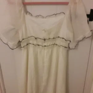 Retro Medieval-Inspired Midi Dress with Puff Sleeves