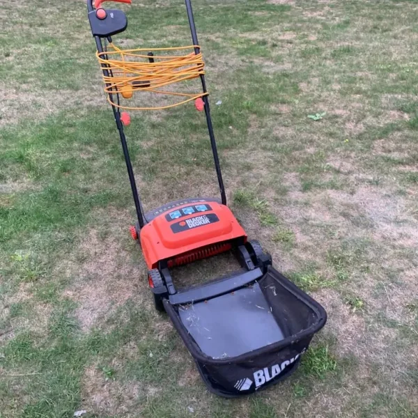 Black and Decker GD300 Lawnraker 30cm 600W Garden Lawn Rake Scarifier Moss Box