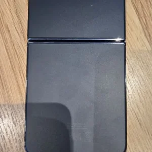 Samsung Galaxy Z Flip4 128GB Graphite - Image 3