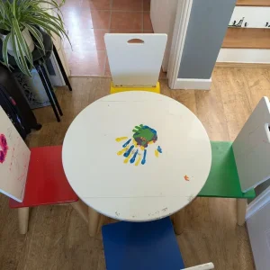 Kids table and chairs - Image 2