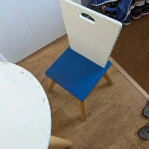 Kids table and chairs - Image 3
