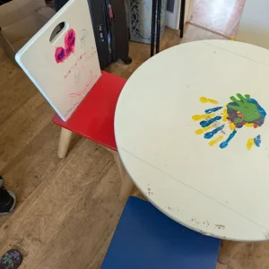 Kids table and chairs - Image 5