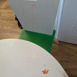 Kids table and chairs - Image 6