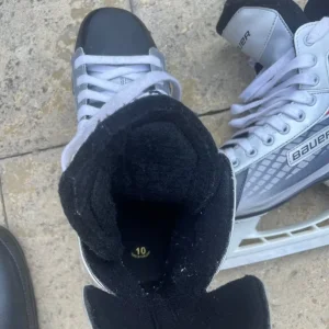 Bauer ice skating boots size 10 - Image 2