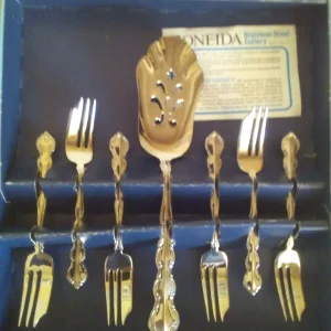 Oneida 7-piece stainless steel Mozart pattern pastry set - Image 3