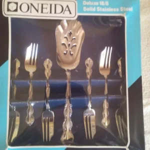 Oneida 7-piece stainless steel Mozart pattern pastry set