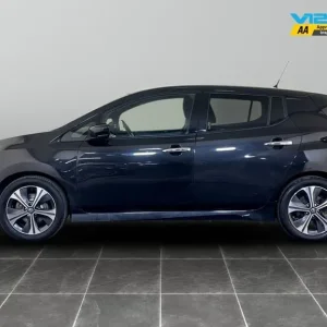 2018 Nissan Leaf 40kWh 2.0L Electric 5-door with Heated Seats and 360 Camera - Image 7
