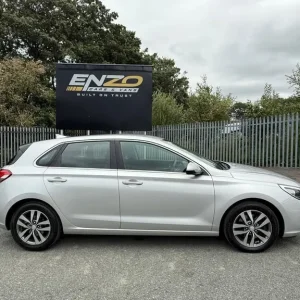 2017 Hyundai i30 SE Nav CRDi Blue Drive 1.6 Diesel Hatchback - Image 2