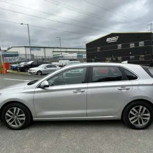 2017 Hyundai i30 SE Nav CRDi Blue Drive 1.6 Diesel Hatchback - Image 6