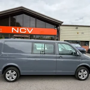 2019 Volkswagen Transporter T32 TDI Kombi Van - Image 2
