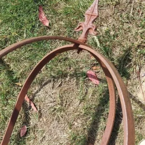 Pair of vintage 8ft garden obelisks with solid steel and cast iron crowns - Image 4