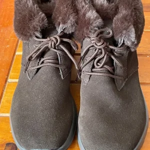 Skechers woman size 4 brown ankle boots
