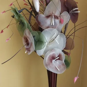 Artificial flowers in a glass vase - Image 2