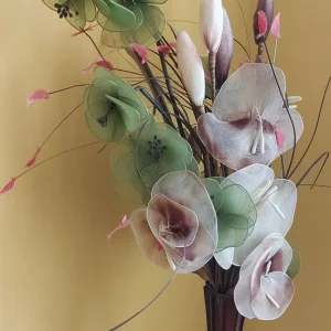 Artificial flowers in a glass vase - Image 3