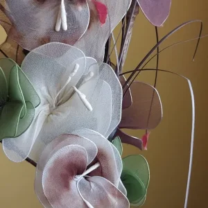 Artificial flowers in a glass vase - Image 5