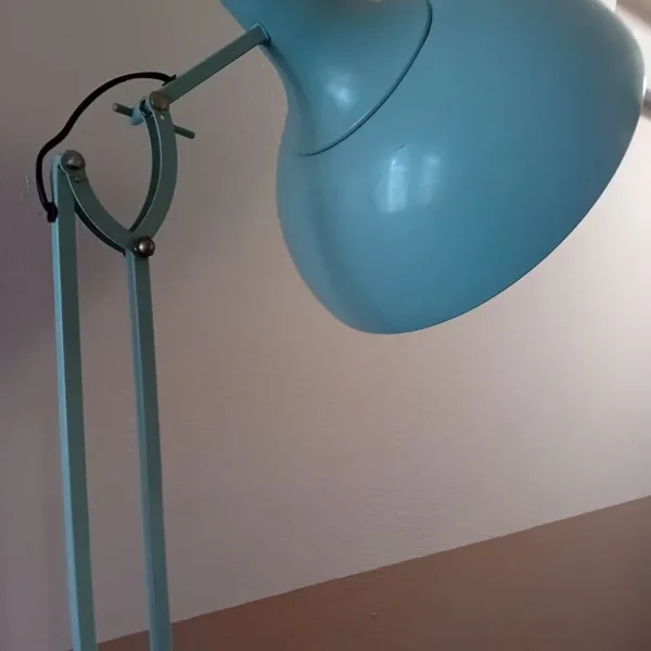 Freestanding studio lamp