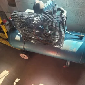 Clarke air industry compressor litre 150/200 - Image 2