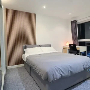 1 bedroom flat in Westferry Road, E14 - Image 2