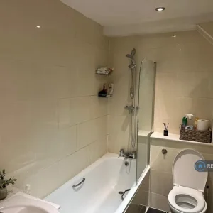 1 bedroom flat in Westferry Road, E14 - Image 3