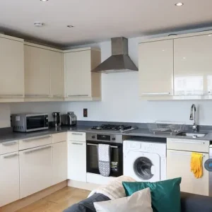1 bedroom flat in Westferry Road, E14 - Image 4