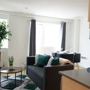 1 bedroom flat in Westferry Road, E14 - Image 7