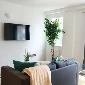1 bedroom flat in Westferry Road, E14 - Image 8