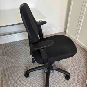 Adjustable comfortable office chair with arm rests - Image 2