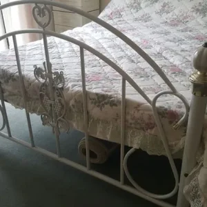 White bed frame with double mattress - Image 2