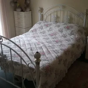 White bed frame with double mattress - Image 3