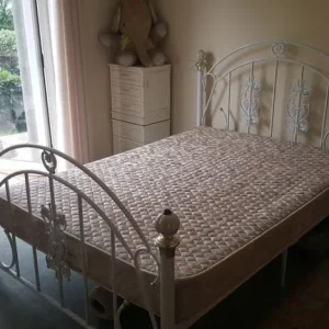White bed frame with double mattress - Image 4