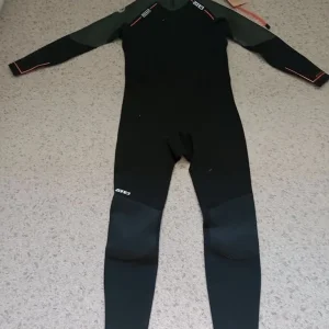 Zone3 Wetsuit, Swim Gloves, Socks, Changing Robe – All Original Packaging - Image 4