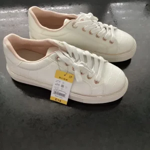 White lace-up shoes size 6