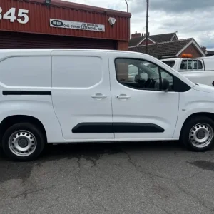 Vauxhall Combo Cargo 2300 1.5 Turbo D 130ps L2 H1 Edition Automatic Van - Image 4