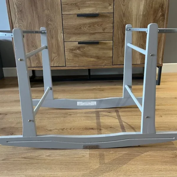 Moses basket rocking stand