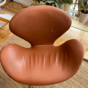 Arne Jacobsen Swan chairs - Image 2