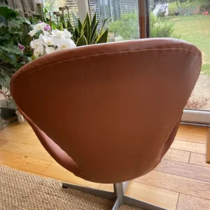 Arne Jacobsen Swan chairs - Image 3