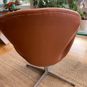Arne Jacobsen Swan chairs - Image 4