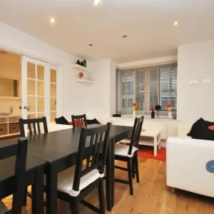 7 bedroom house in Somers Crescent, Chigwell, Station Road - Image 4