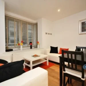7 bedroom house in Somers Crescent, Chigwell, Station Road - Image 5
