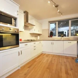 7 bedroom house in Somers Crescent, Chigwell, Station Road - Image 7