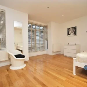 7 bedroom house in Somers Crescent, Chigwell, Station Road - Image 8